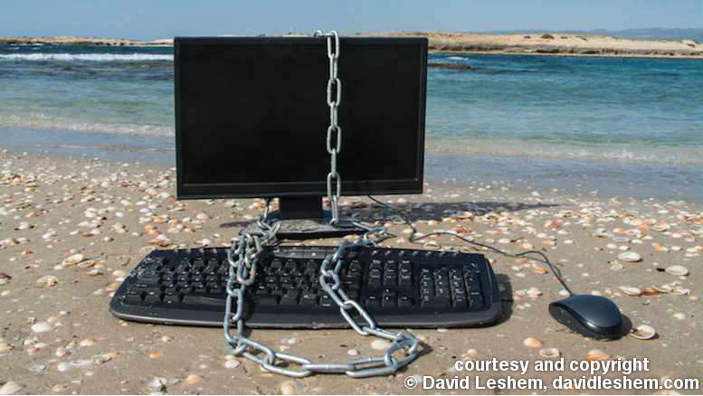 computer_by_harbor