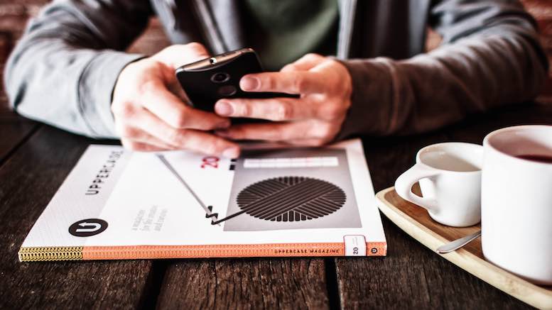 homme-cafe-et-smartphone