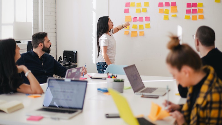 workshop-meeting-post-it-notes