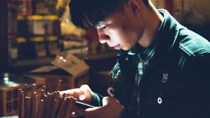 phone-message-reading-light-shadow-East-Asian