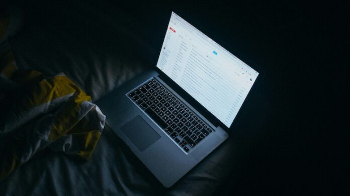 apple-macbook-laptop-dark