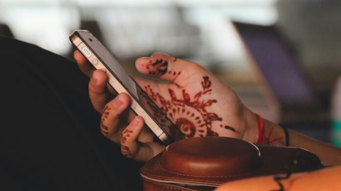 phone-hand-woman-henna-tattoo-India