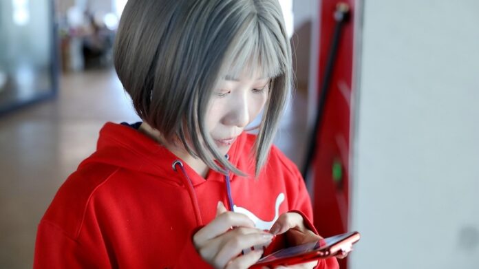 phone-message-read-Asian-woman