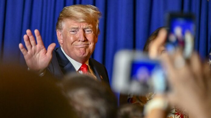 Trump-wave-public-phone-photo